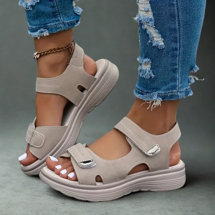 Mila™ | Asymmetrischer Riemenverschluss