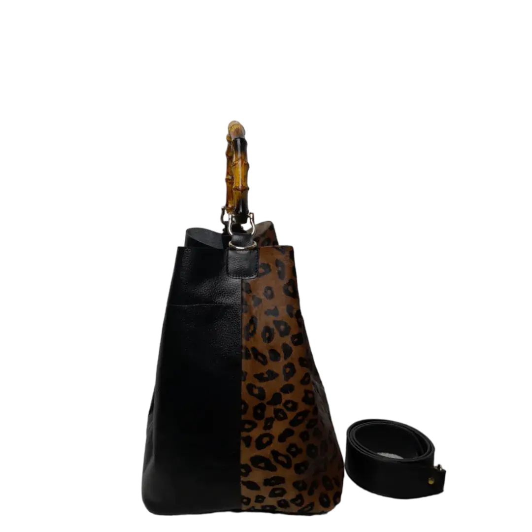 Claire Jaguar und schwarze Ledertasche für Damen