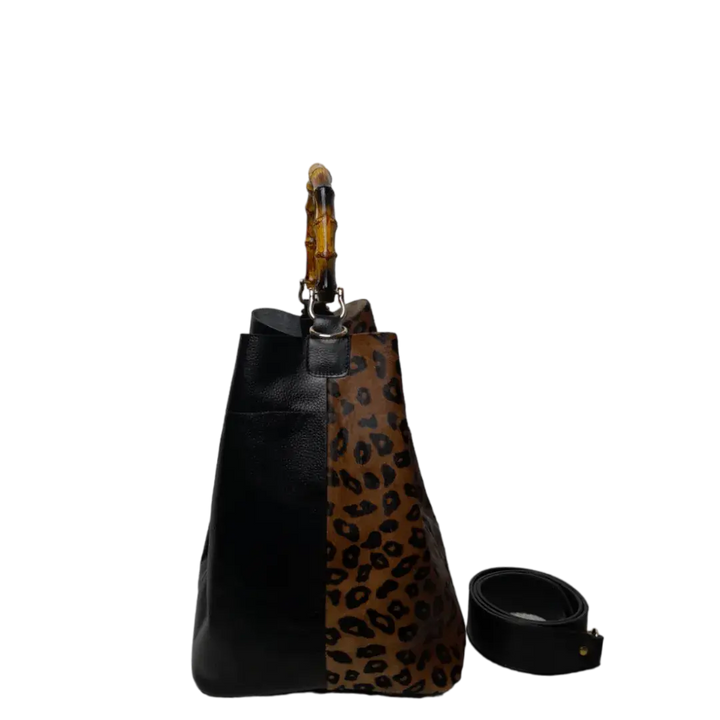 Claire Jaguar und schwarze Ledertasche für Damen