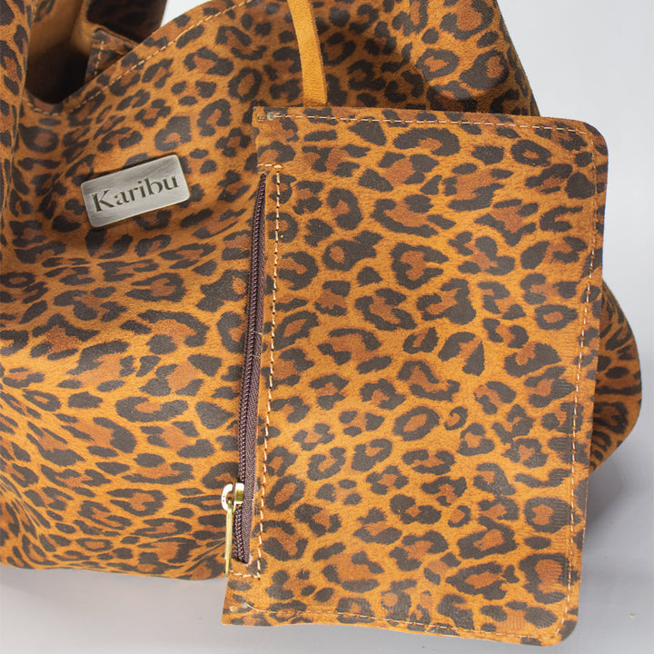 Dominique Tierdruck Geldbörse" could be rewritten as "Dominique Animal Print Wallet.
