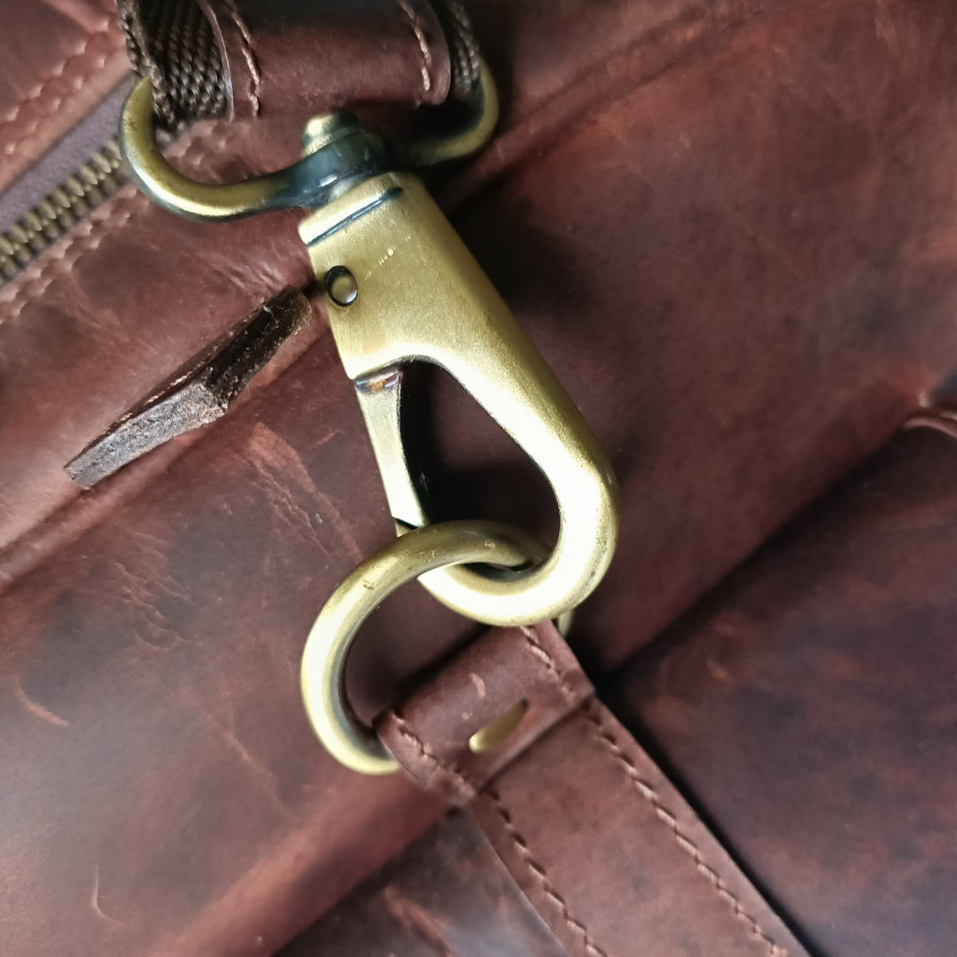 "Zwei Taschen Dunkelbraune Wochenendtasche" could be rewritten as "Dunkelbraune Wochenendtasche von Zwei Taschen".
