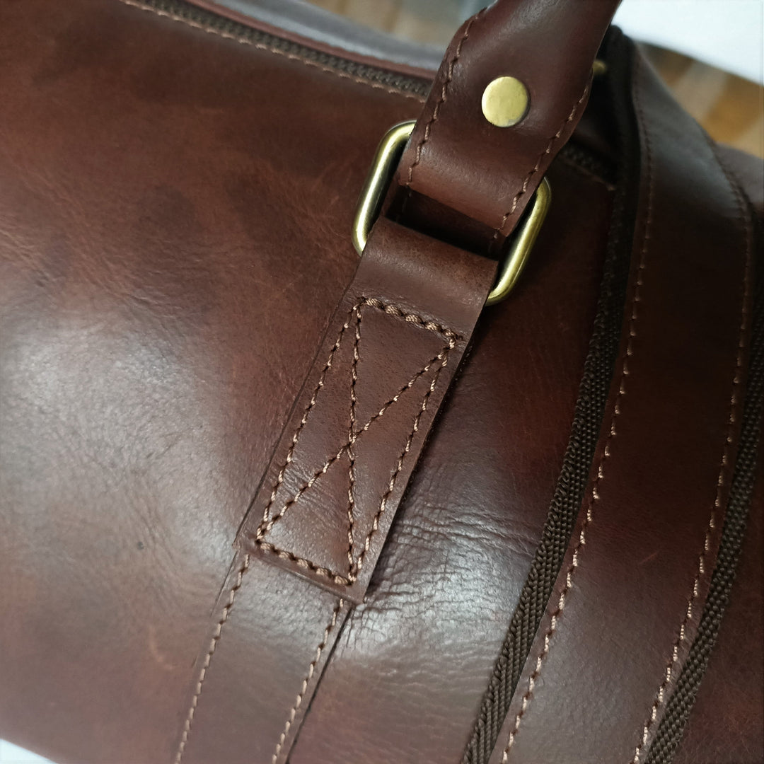 Braune Leder-Duffle-Tasche in Dunkelton