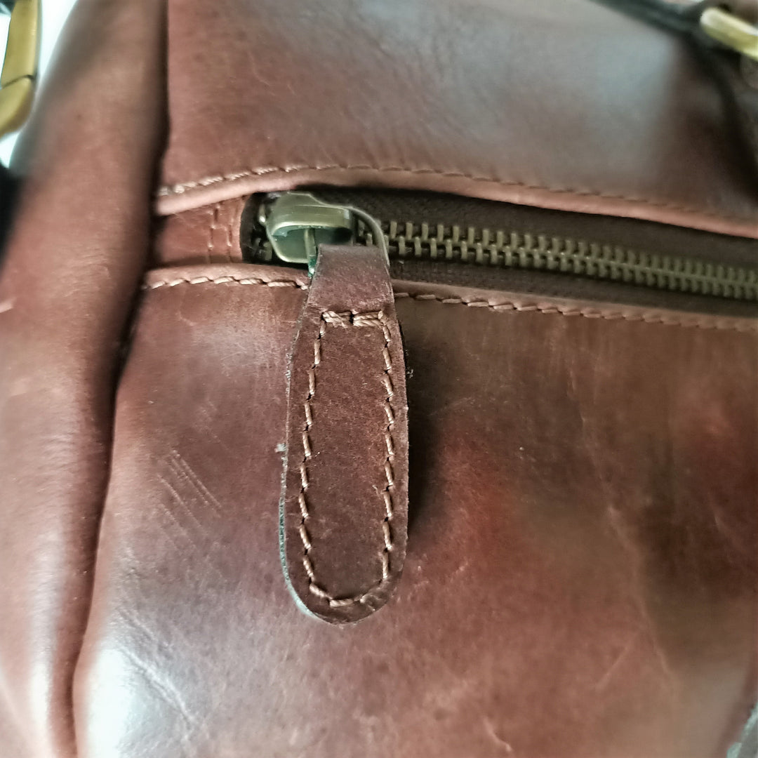 Braune Leder-Duffle-Tasche in Dunkelton