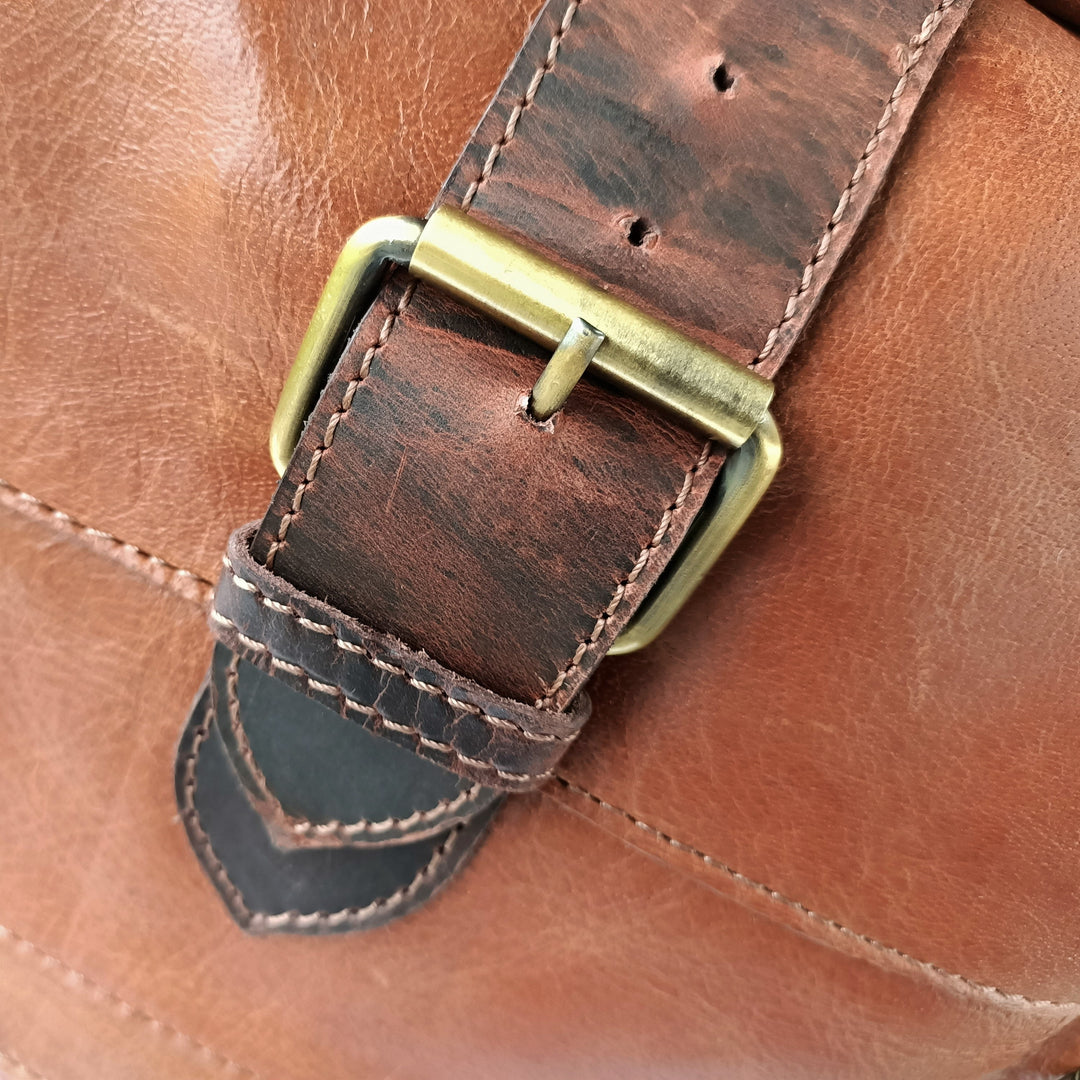 "Dunkelbrauner Leder-Rucksack" can be rewritten as "Brauner Leder-Rucksack in Dunkelton".