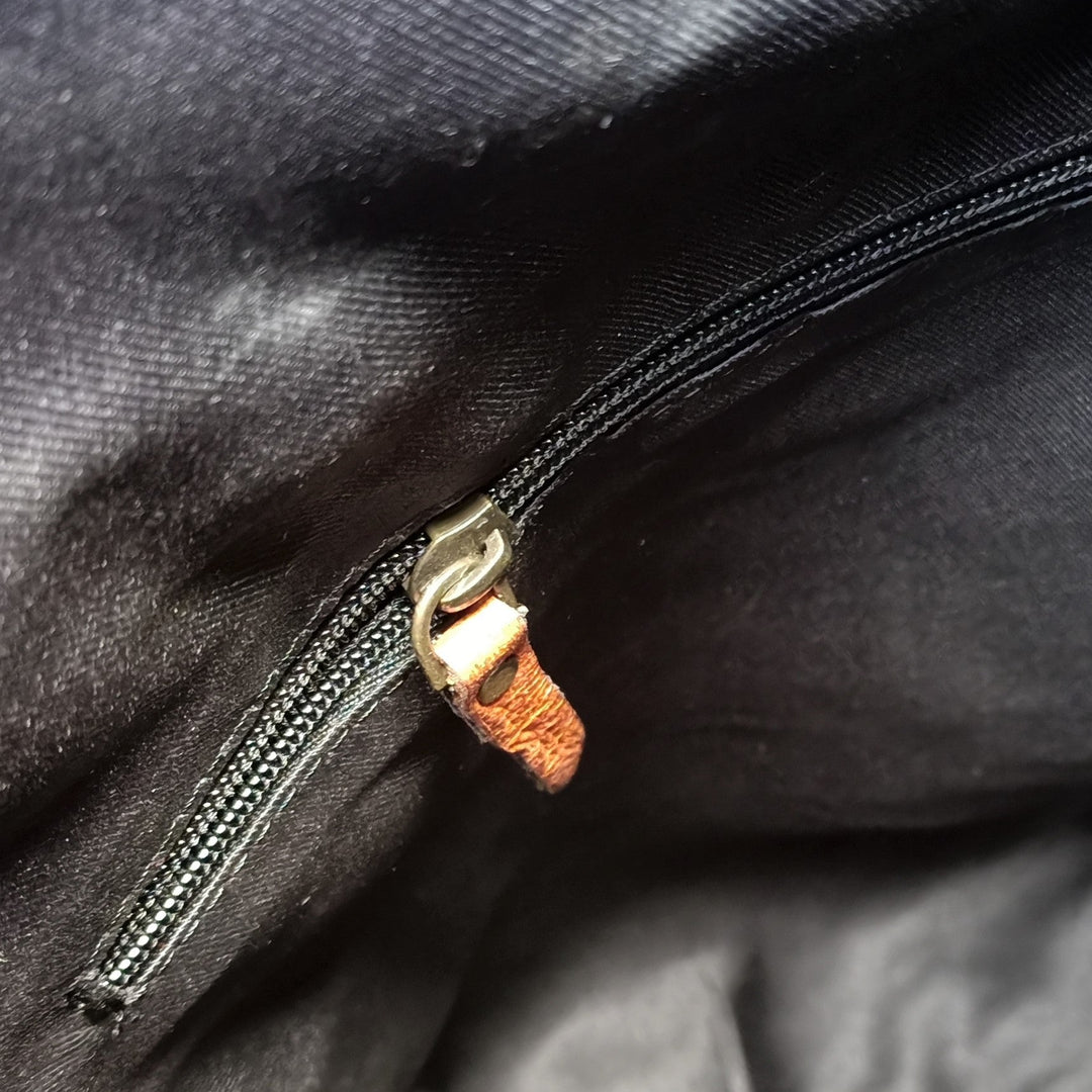 "Dunkelbrauner Leder-Rucksack" can be rewritten as "Brauner Leder-Rucksack in Dunkelton".