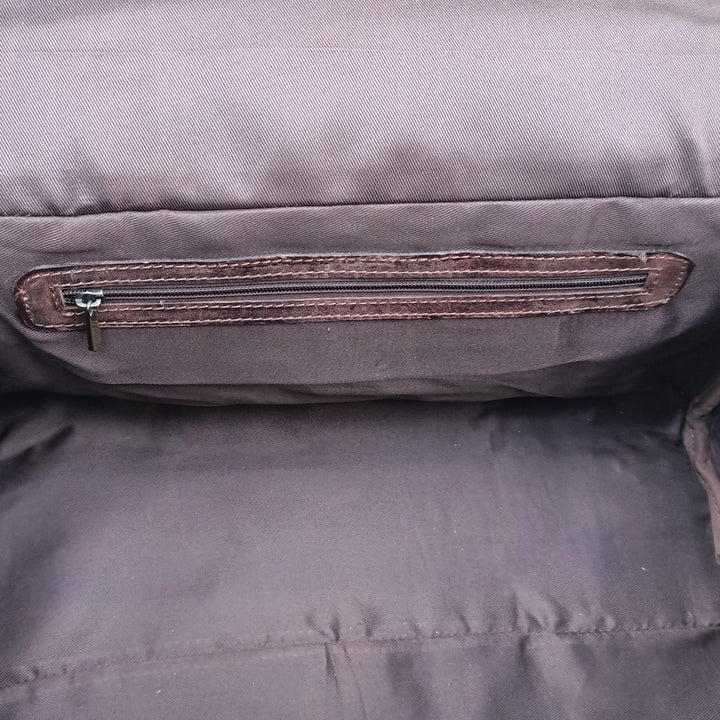 "Zwei Taschen Dunkelbraune Wochenendtasche" could be rewritten as "Dunkelbraune Wochenendtasche von Zwei Taschen".