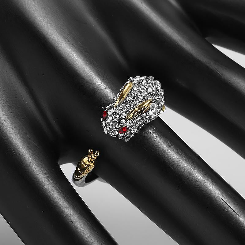 LEORA - Verstellbarer Silverring mit Häschen und Karotte – circondato da scintillanti cristalli