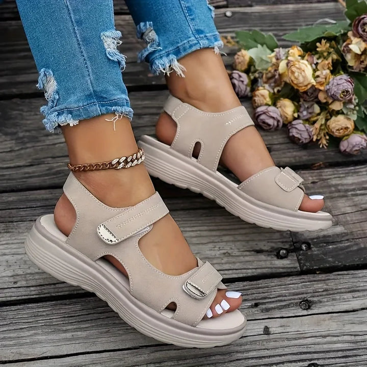 Mila™ | Asymmetrischer Riemenverschluss