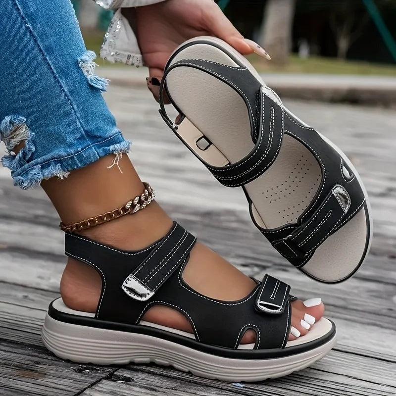 Mila™ | Asymmetrischer Riemenverschluss