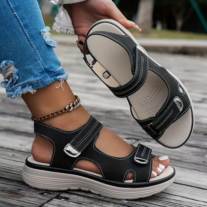 Mila™ | Asymmetrischer Riemenverschluss