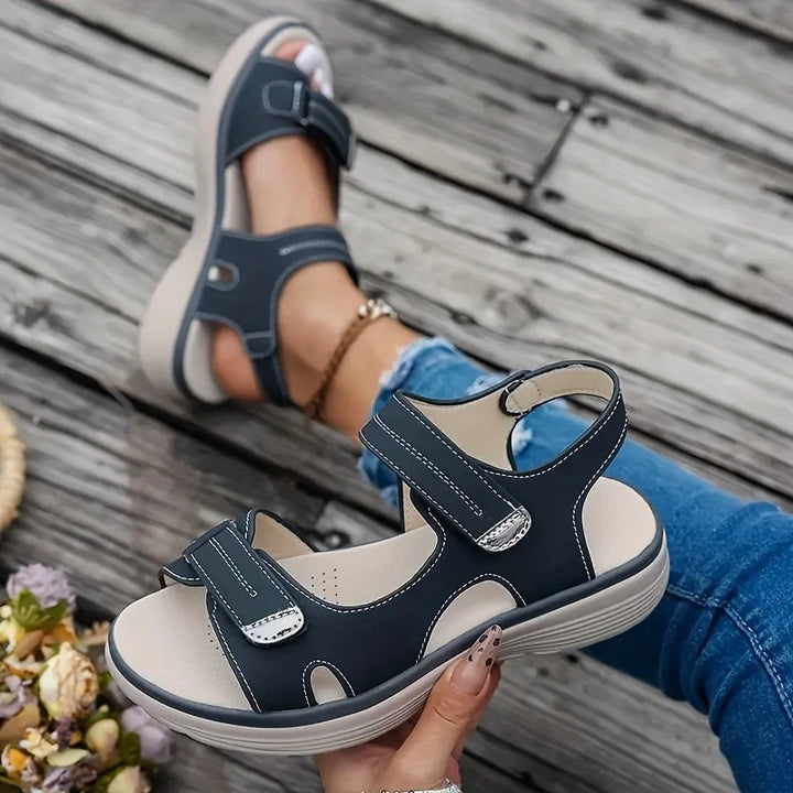 Mila™ | Asymmetrischer Riemenverschluss