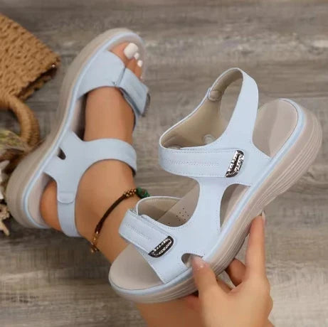 Mila™ | Asymmetrischer Riemenverschluss