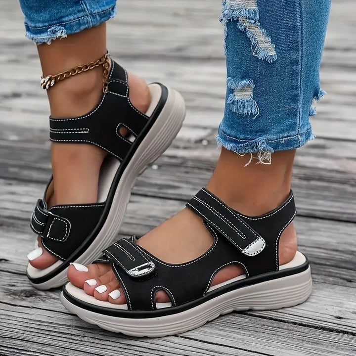 Mila™ | Asymmetrischer Riemenverschluss