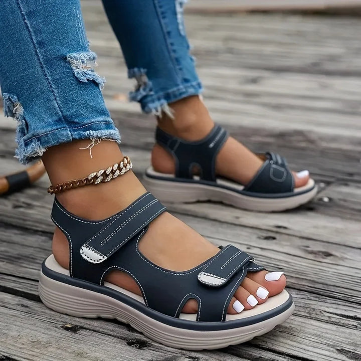 Mila™ | Asymmetrischer Riemenverschluss