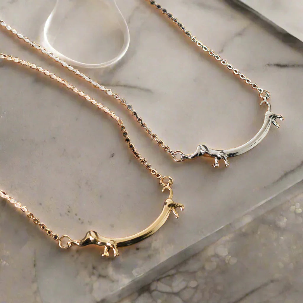 LILOU – Dackel-Halskette aus Silber und Gold