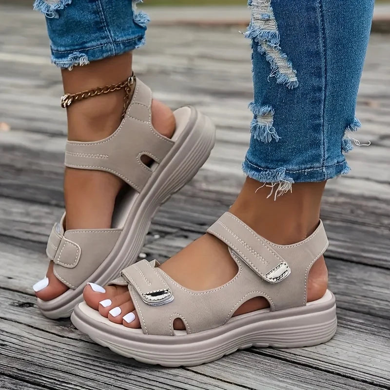Mila™ | Asymmetrischer Riemenverschluss