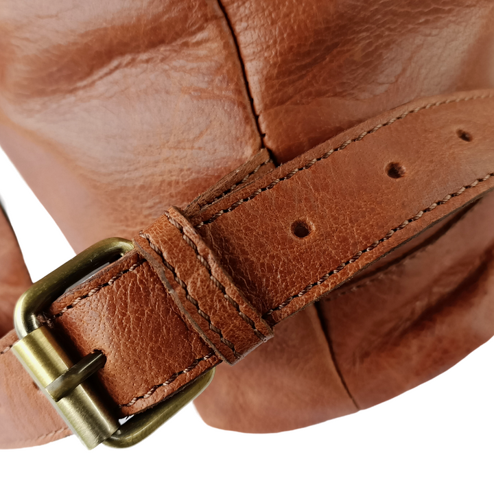 "Dunkelbrauner Leder-Rucksack" can be rewritten as "Brauner Leder-Rucksack in Dunkelton".