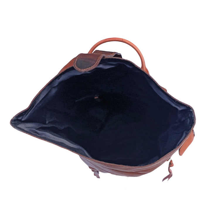 "Dunkelbrauner Leder-Rucksack" can be rewritten as "Brauner Leder-Rucksack in Dunkelton".