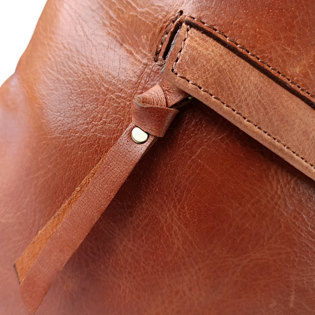 "Dunkelbrauner Leder-Rucksack" can be rewritten as "Brauner Leder-Rucksack in Dunkelton".
