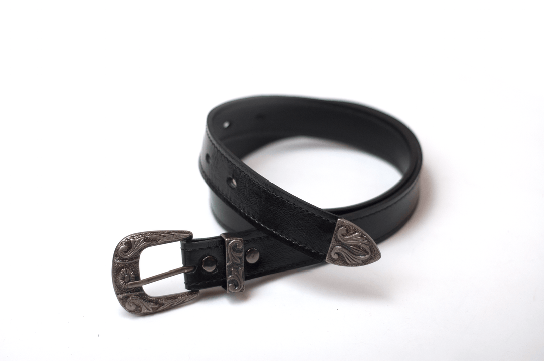 Schimmernder schwarzer Lackledergürtel