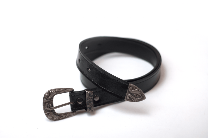 Schimmernder schwarzer Lackledergürtel