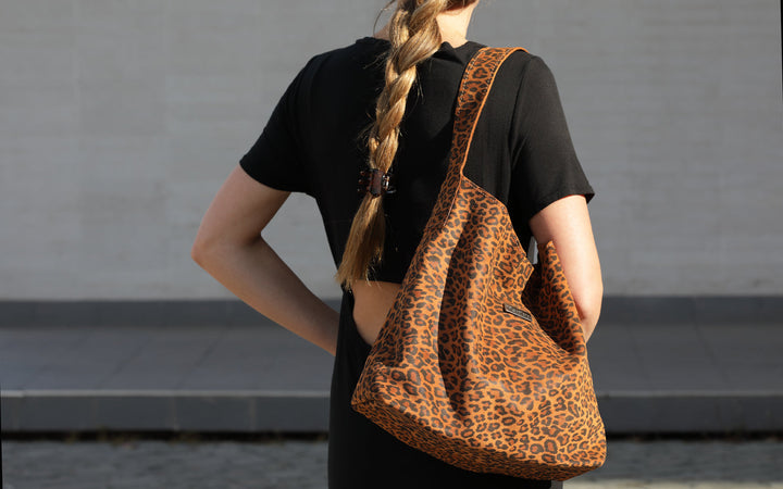 Dominique Tierdruck Geldbörse" could be rewritten as "Dominique Animal Print Wallet.