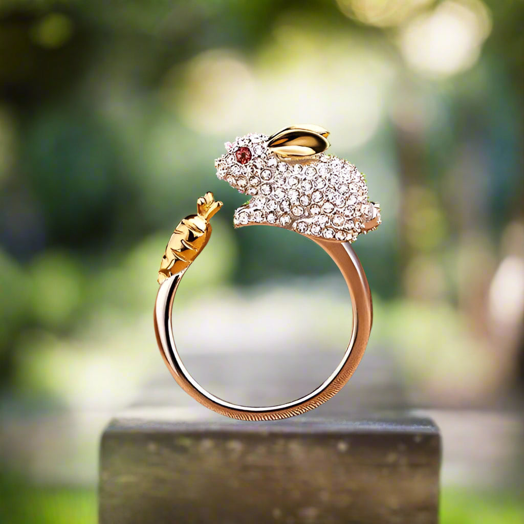 LEORA - Verstellbarer Silverring mit Häschen und Karotte – circondato da scintillanti cristalli