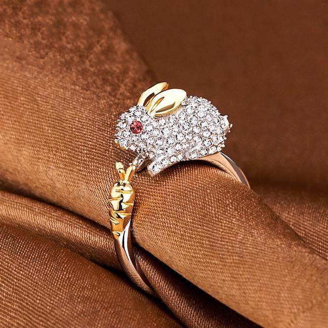 LEORA - Verstellbarer Silverring mit Häschen und Karotte – circondato da scintillanti cristalli