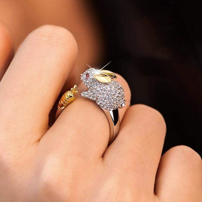 LEORA - Verstellbarer Silverring mit Häschen und Karotte – circondato da scintillanti cristalli